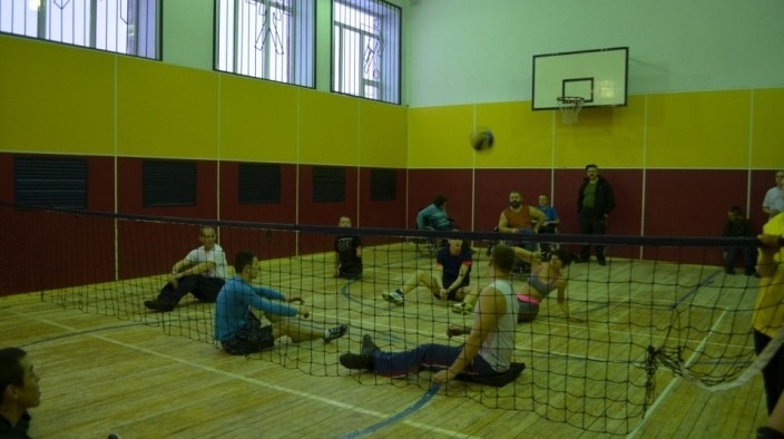 Кузбасские инвалиды осваивают волейбол сидя