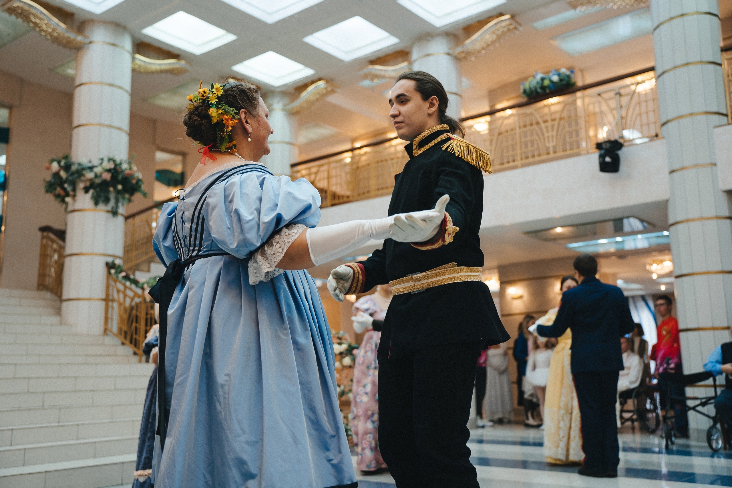 Горящие глаза, улыбки и яркие костюмы: как в Кемерове прошёл инклюзивный показ бальной моды «Вальс цветов»