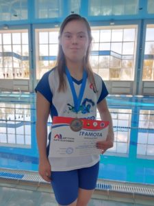 Юная кемеровчанка с ОВЗ заняла 2-е место на соревнованиях по плаванию