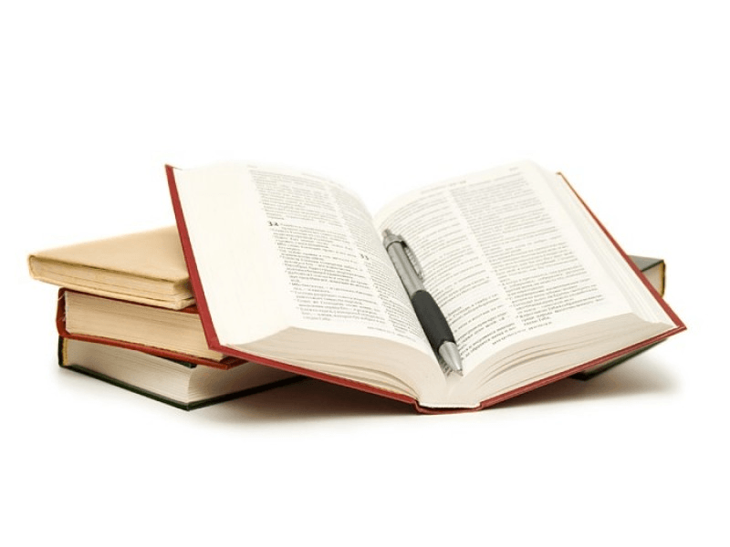 Фото открытой книги на белом фоне