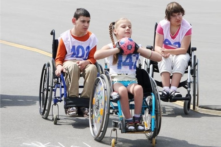 Инвалиды детства 3. Дети инвалиды. Люди с ограниченными возможностями. Дети с ограниченными возможностями. Инвалиды картинки.