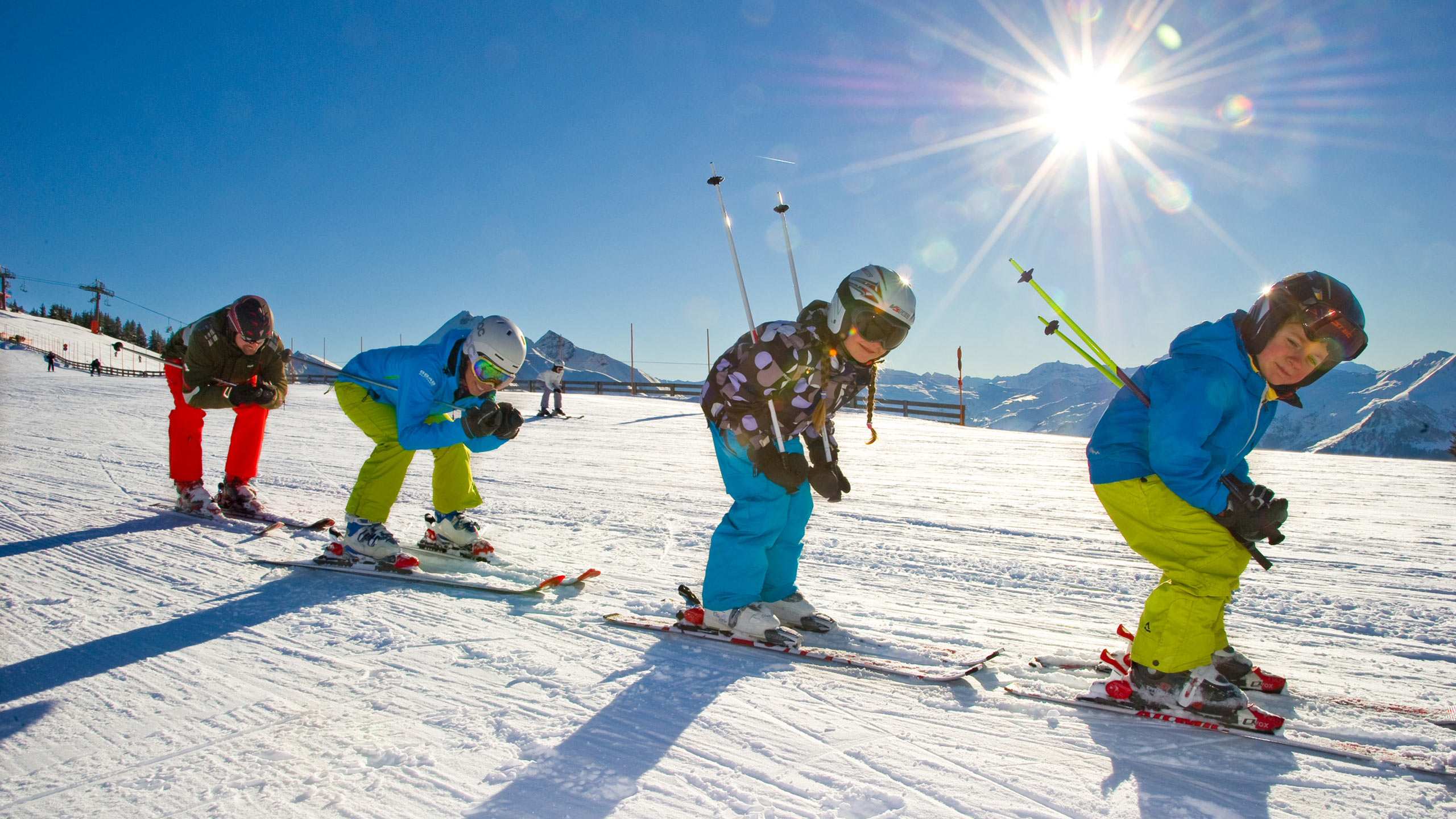 Зимние занятия спортом. Лыжный спорт дети. Горнолыжный спорт дети. Катание на лыжах. Катание на лыжах дети.