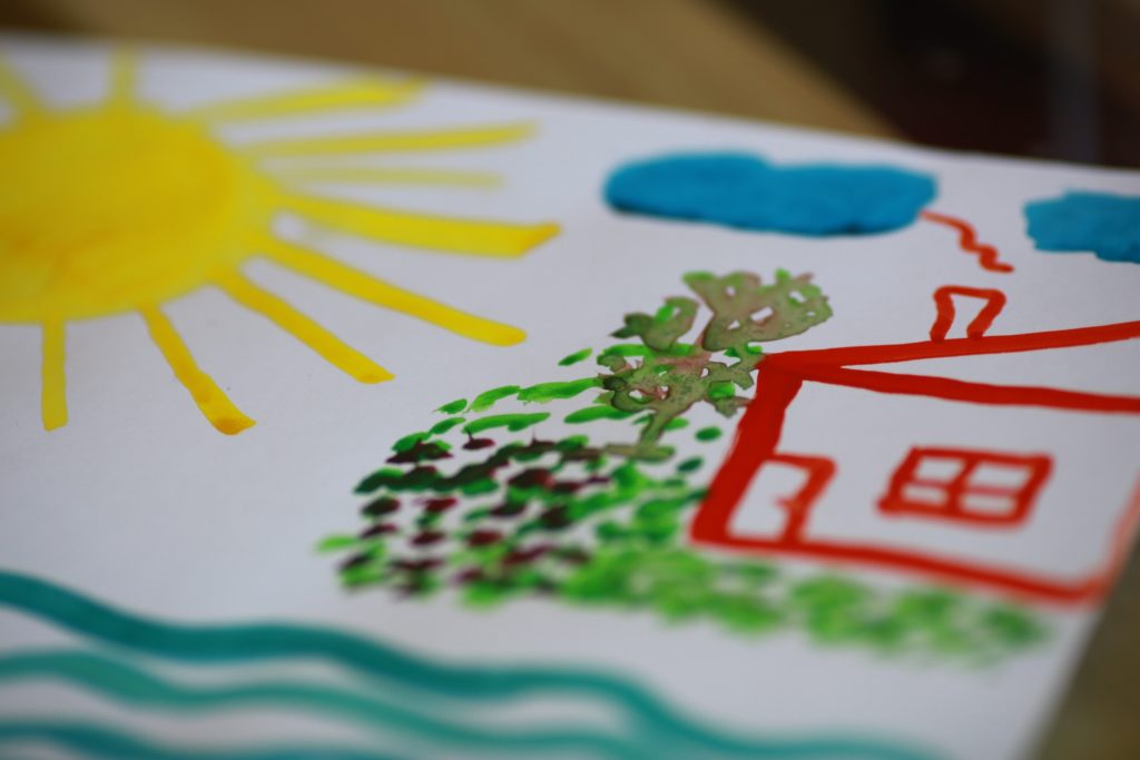 «За гранью возможного»: в Кемерове особенные дети нарисовали свои мечты