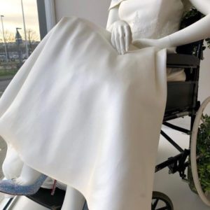 Инвалидность в витрине магазина: английский бутик представил свадебное платье на особенном манекене